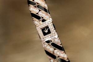 Close-up of the Jaeger-LeCoultre Calibre 101 Chain jewellery watch in pink gold, black HyCeram and diamonds.