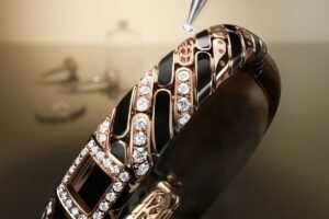 Specialist watchmaking and jewellery craftsmanship behind the Jaeger-LeCoultre Calibre 101 Chain.